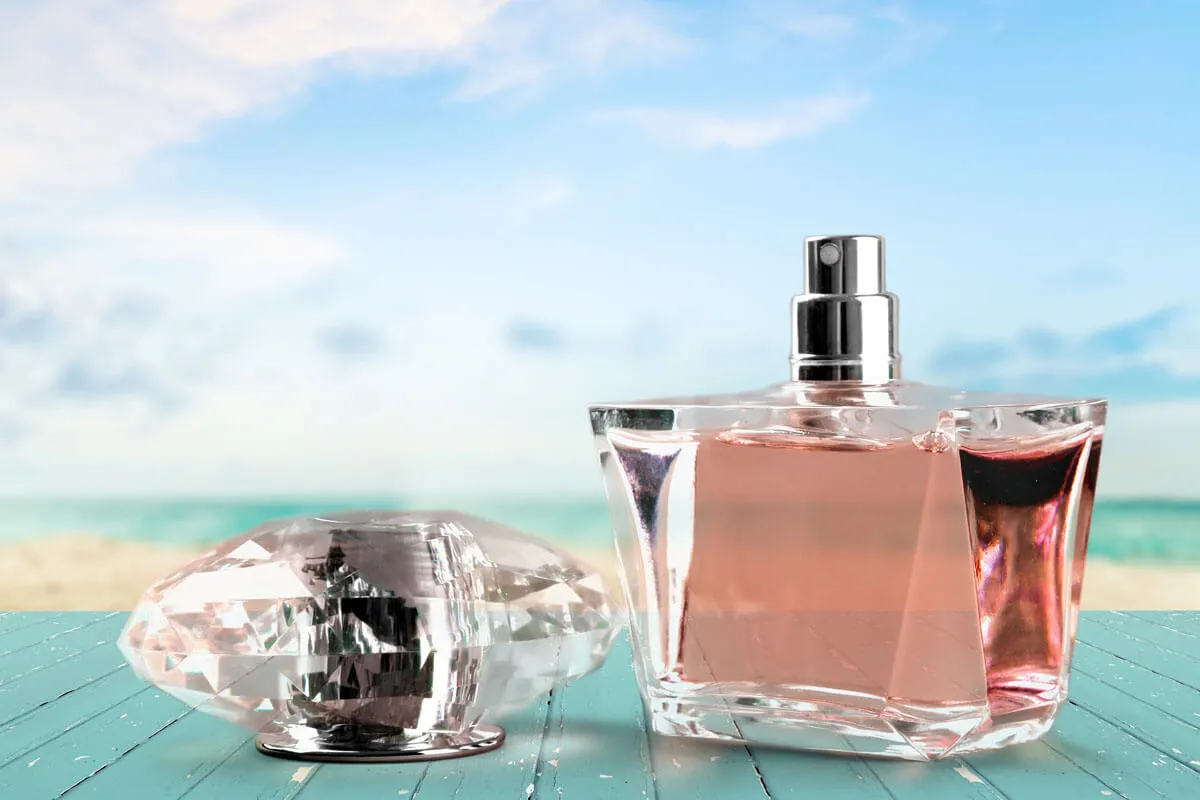 Featured image for: Waarom je toch een beetje op moet passen met parfum in de zon