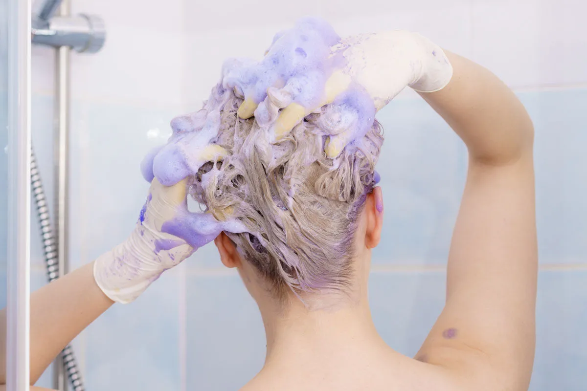 Featured image for: Hoe krijg je de paarse kleurstof van zilvershampoo van je handen?